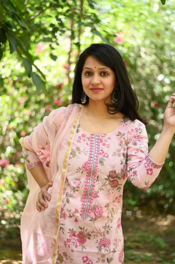 Elegant Kurti with Graceful Pink Netted Dupatta