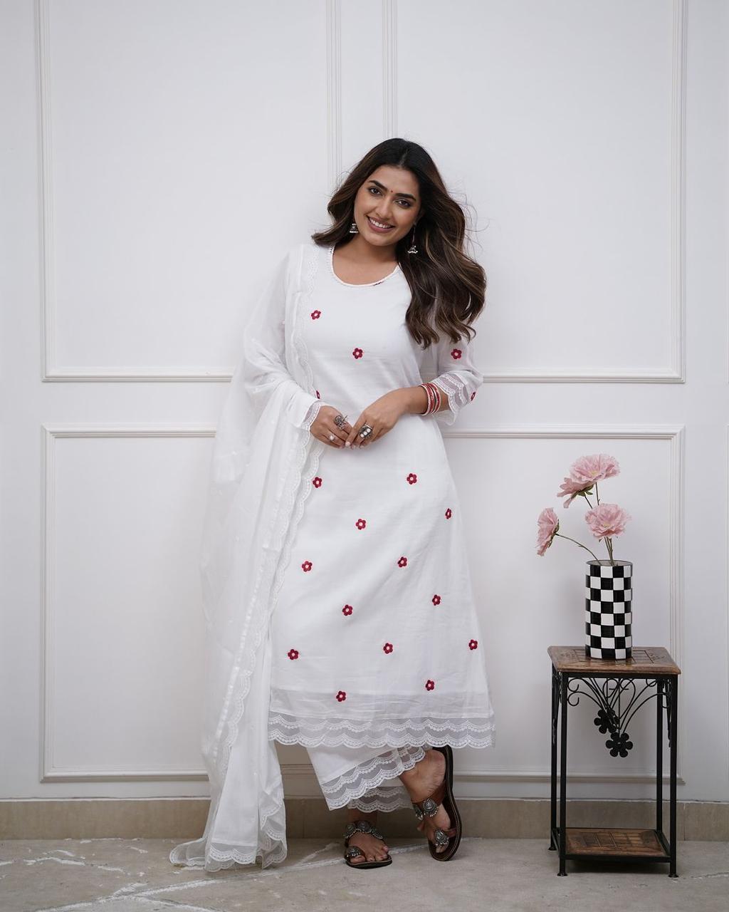 Elegant White Kurti Set for a Timeless Look