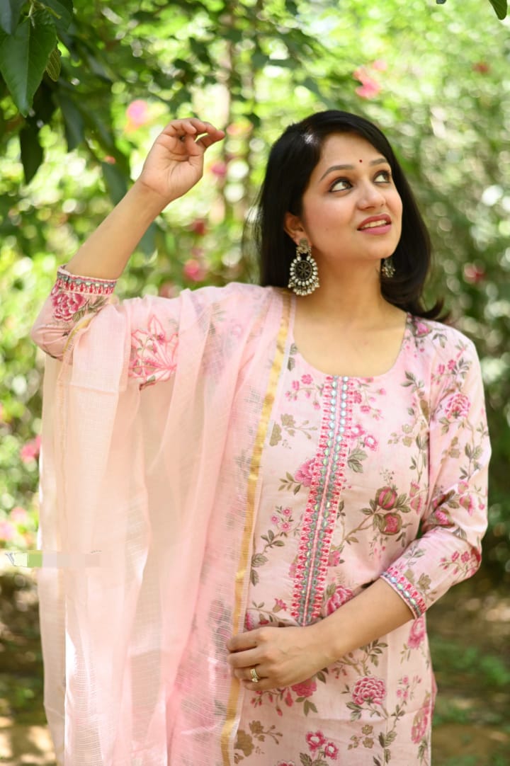 Elegant Kurti with Graceful Pink Netted Dupatta